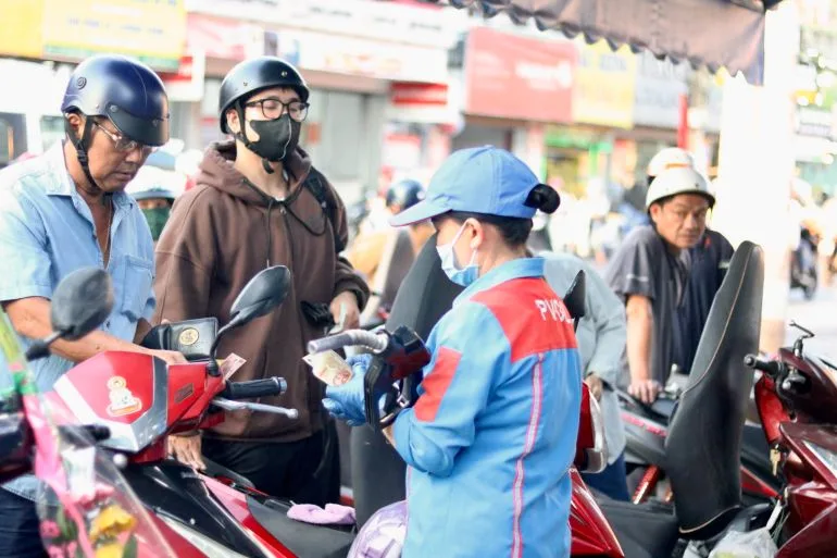 Rising Diesel Prices Strain Vietnam's Gig Economy Amid Iran's Blockade