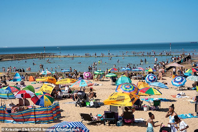 Experts warn cold showers may trap heat during heatwaves